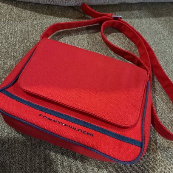 Tommy Hilfiger red canvas messenger style bag purse - Picture 2 of 10